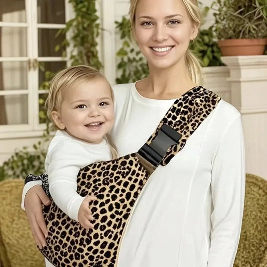Femme porte bebe avec sling bebe devant sa maison