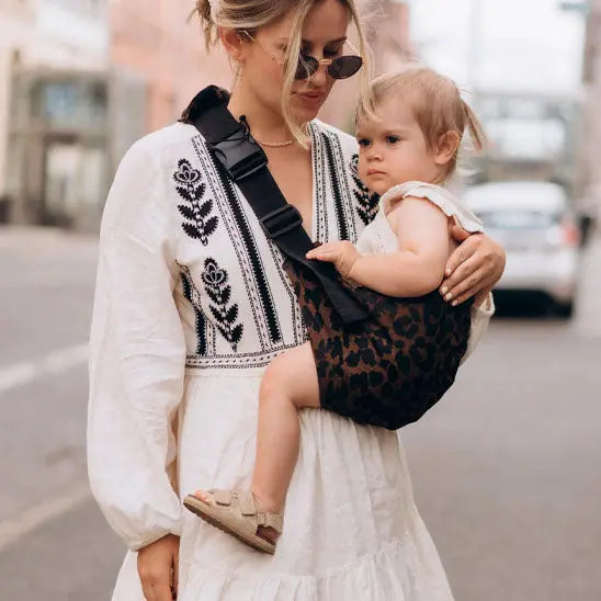 Maman et bebe dans porte bebe naissance