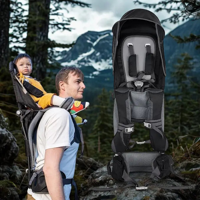 Papa devant une montagne avec bebe dans porte bebe rando