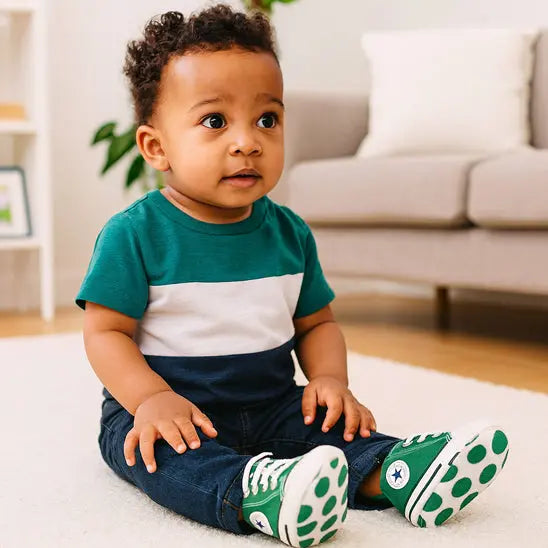 bebe assis avec chaussure premier pas bebe