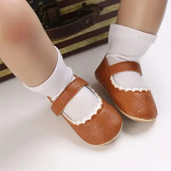 bebe assise avec chaussure bebe fille brune