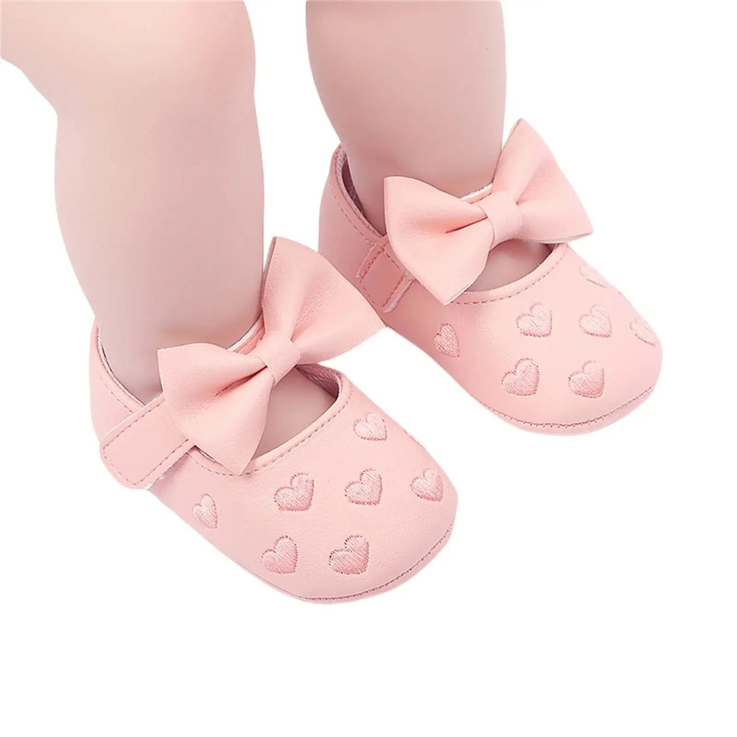 bebe assise avec chaussure de princesse rose