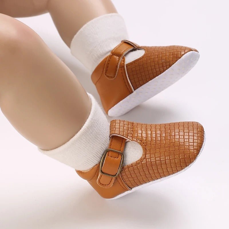 bebe avec chaussette et chaussure souple pour bebe