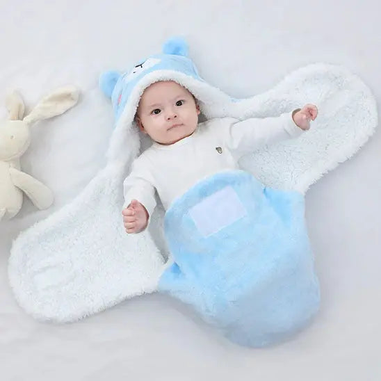 bebe couche sur nid dange bleu