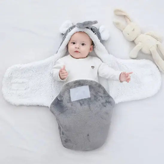 bebe couche sur nid dange gris