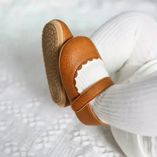bebe croise les pieds avec chaussure bebe fille