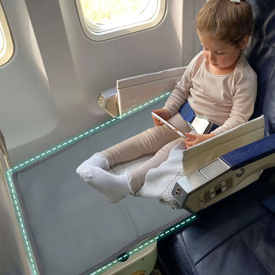 bebe dans avion sur lit de voyage bebe gris
