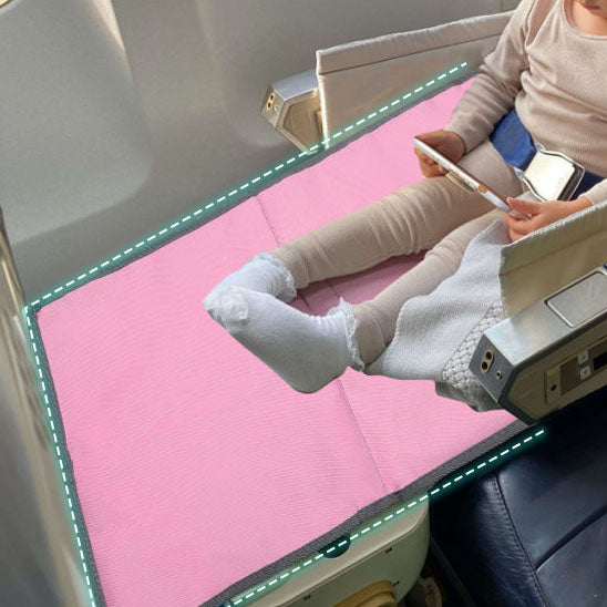 bebe dans avion sur lit de voyage bebe rose
