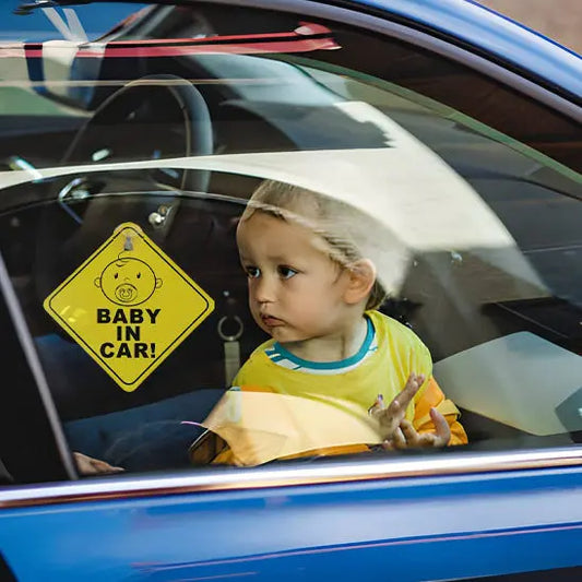bebe dans lauto avec linsigne bebe a bord coller vitre