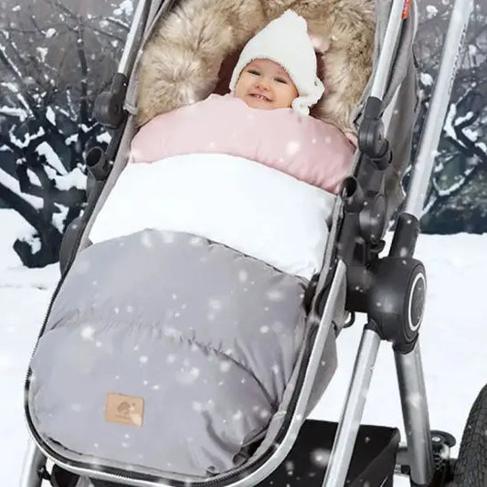 bebe dehors dans chanceliere poussette durant neige