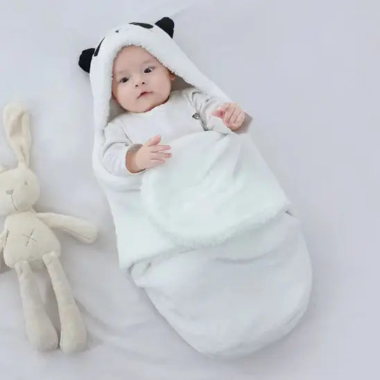 bebe enveloppe dans nid dange blanc