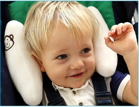 bebe souri dans la poussette avec cale tete pour bebe