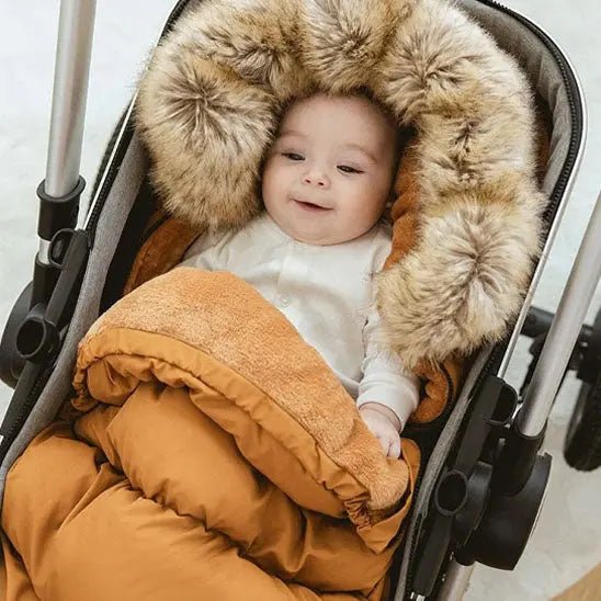 bebe sourit dans chanceliere pour bebe