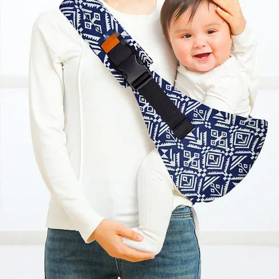 bebe sourit dans echarpe de portage sling