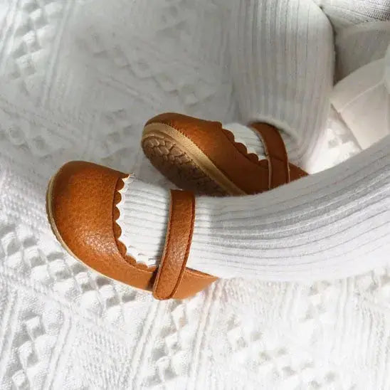 bebe tend les pieds avec chaussure bebe fille