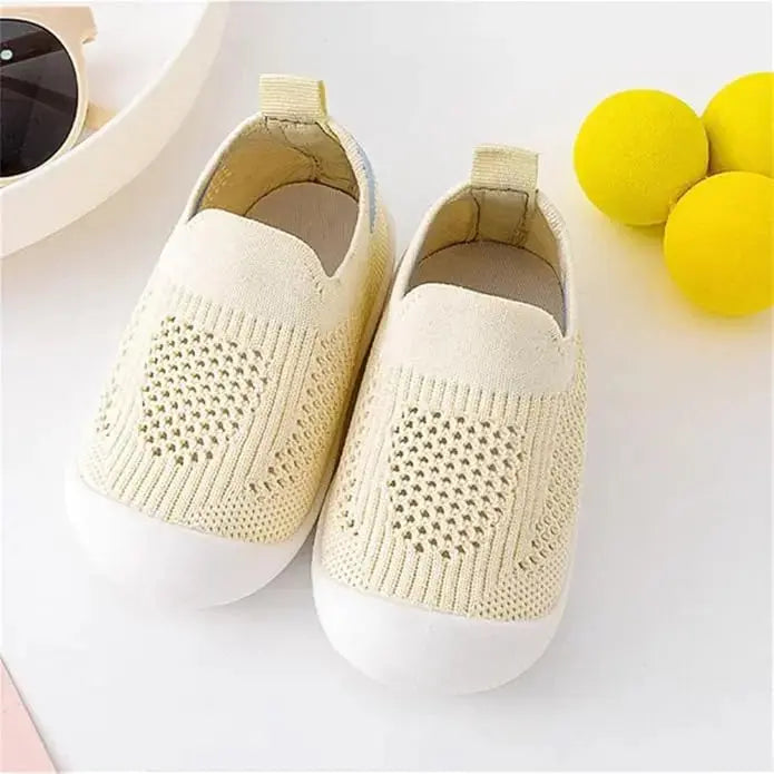 chaussure bebe marche jaune a terre