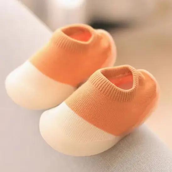 chaussure de marche bebe sur une surface