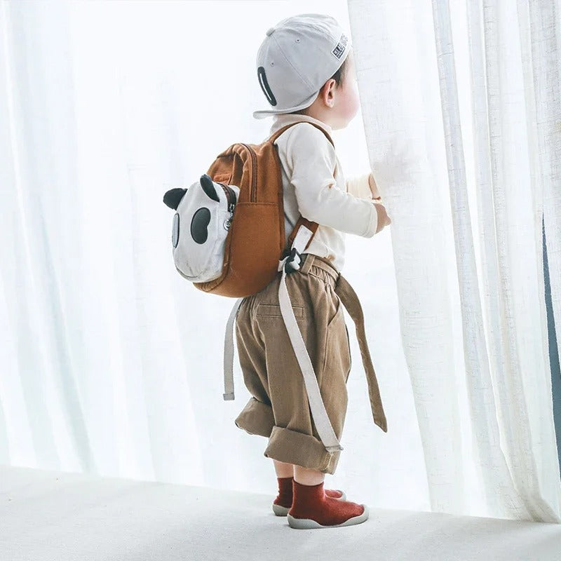 enfant ouvre rideau avec premiere chaussure bebe au pied