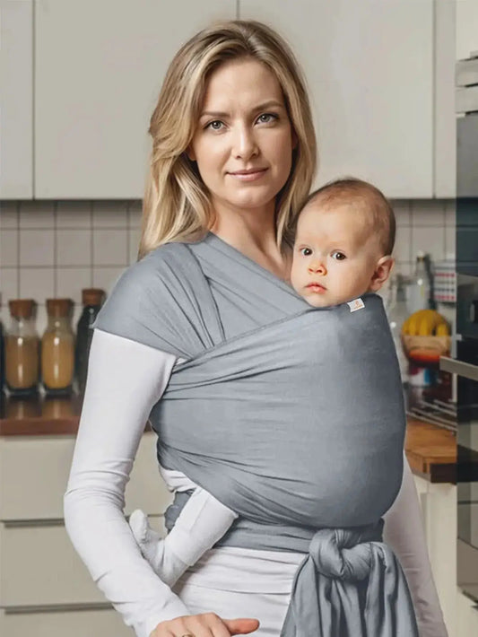 femme a cuisine avec bebe dans echarpe porte bebe