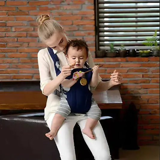 femme assise sofa avec bebe dans porte bebe 3 ans