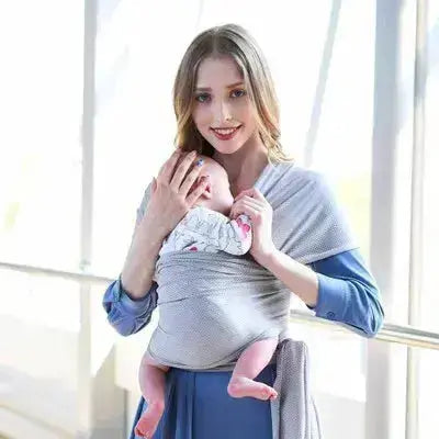femme au cafe avec bebe echarpe de portage nouveau ne gris