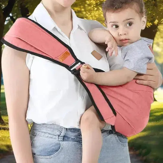 femme au parc avec bebe dans porte bebe 20 kg