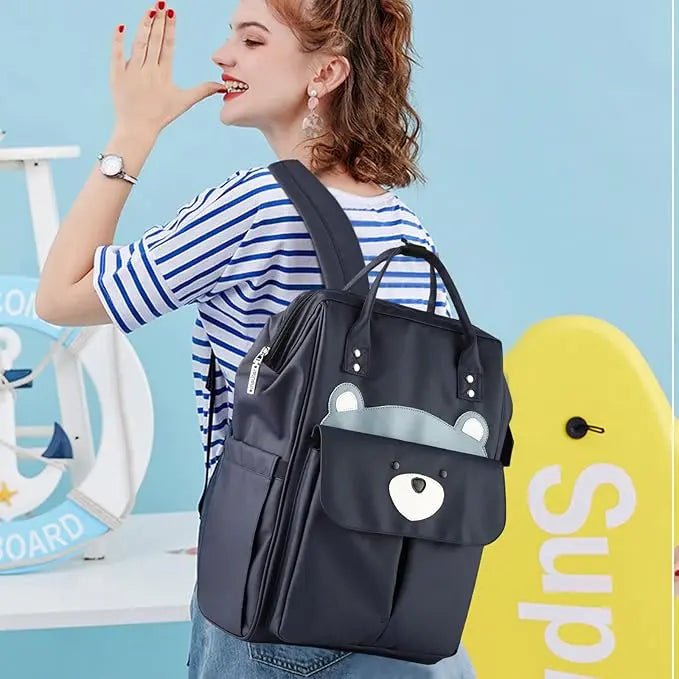 femme avec sac a langer noir au dos