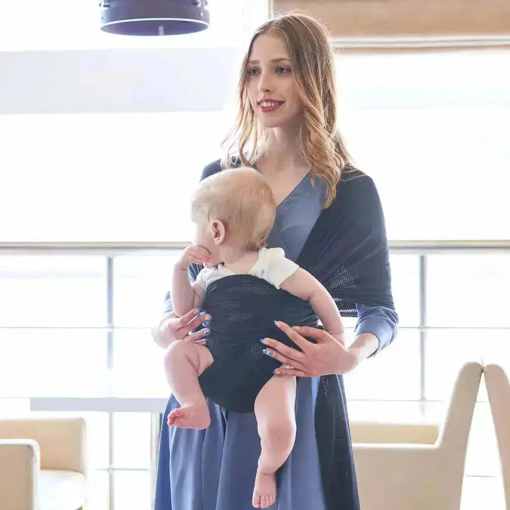 femme cafe avec bebe echarpe de portage nouveau ne