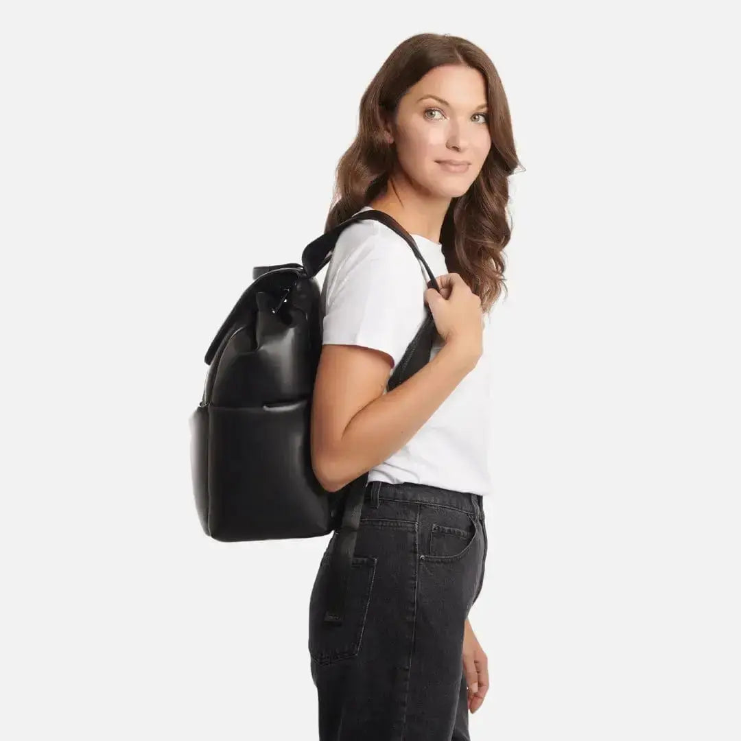 femme de profil avec sac a langer de luxe