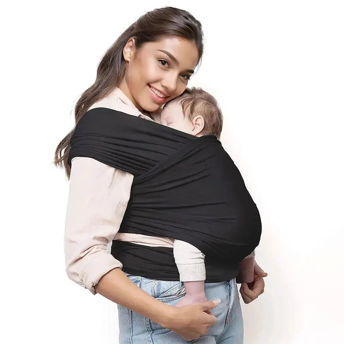 femme debout avec bebe dans echarpe porte bebe noir