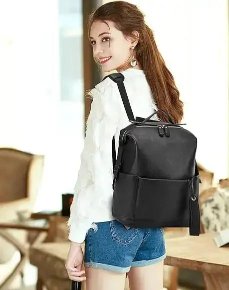 femme debout avec sac a langer de luxe