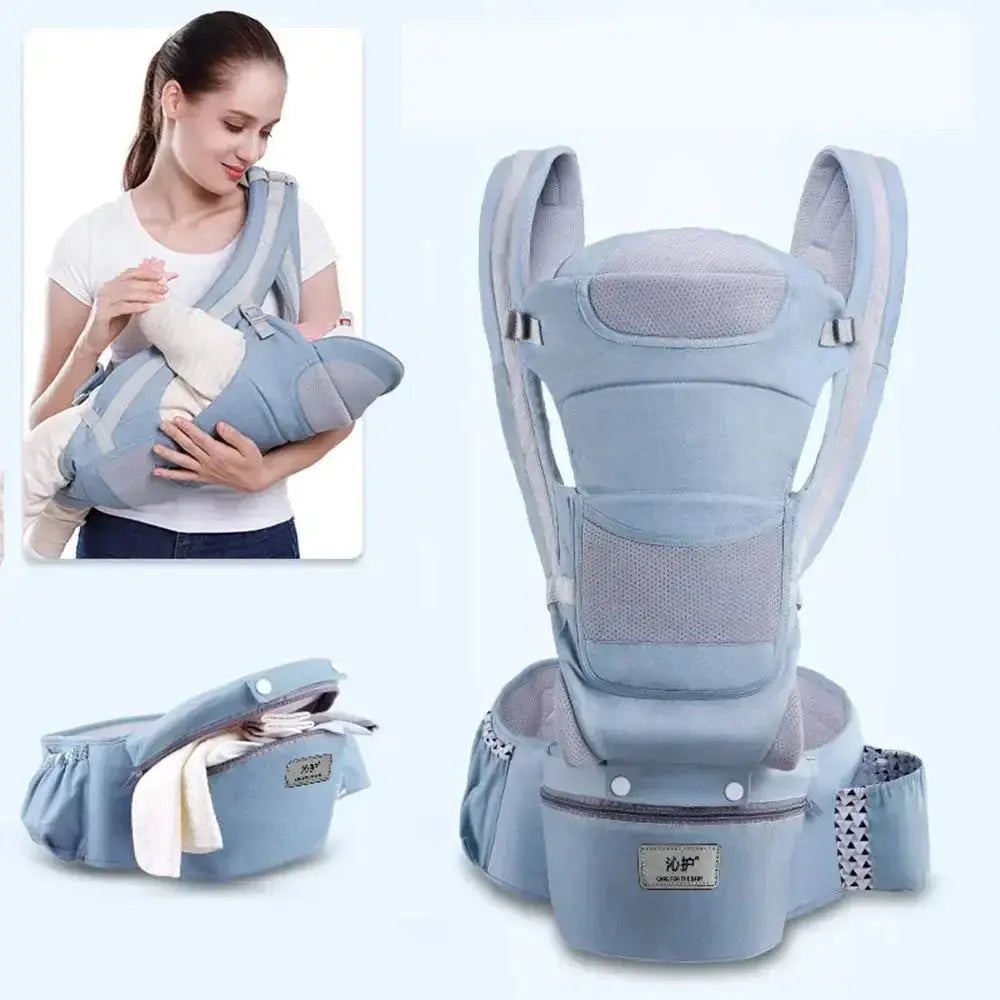 femme joue avec bebe dans porte bebe bleu pale