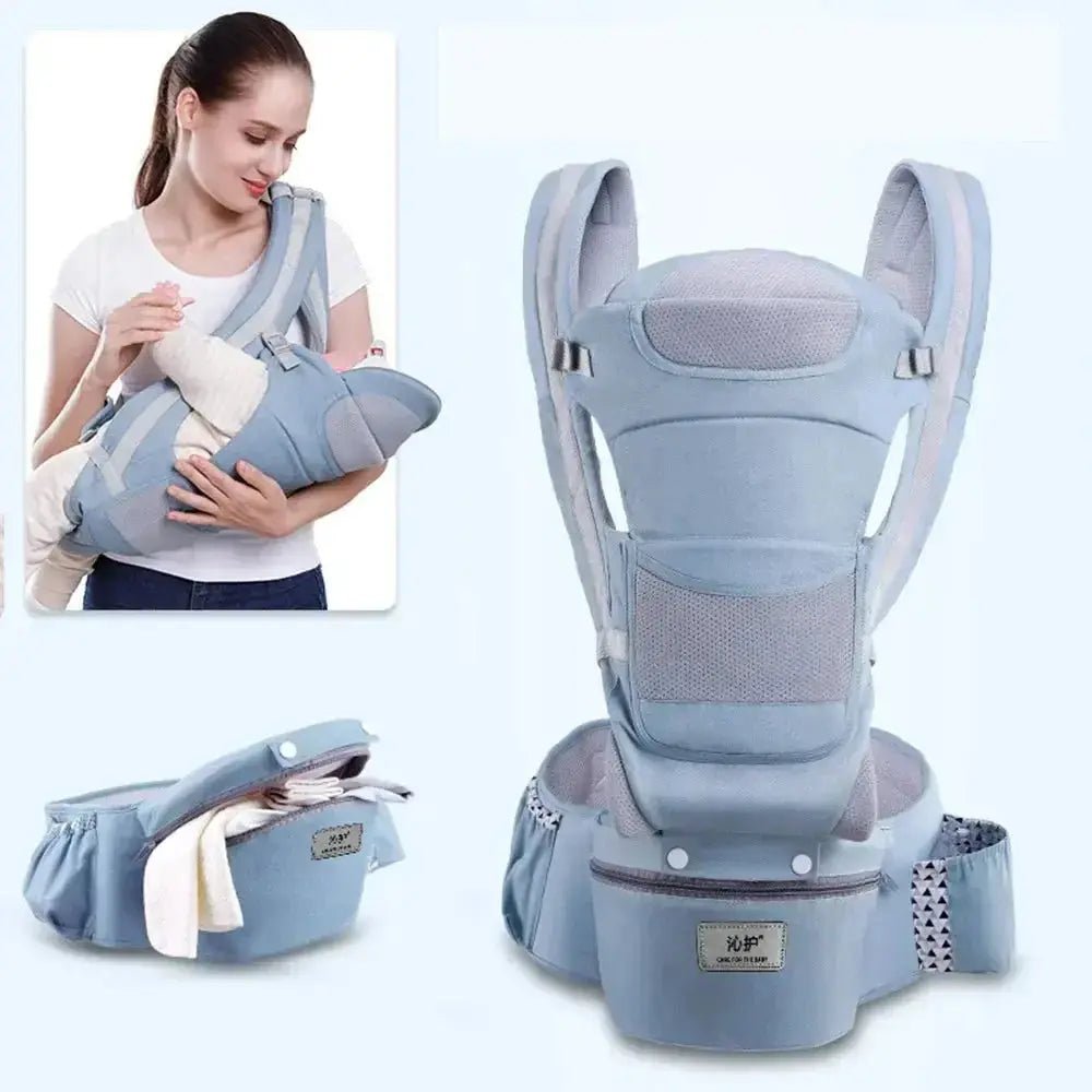 femme joue avec bebe dans porte bebe bleu pale