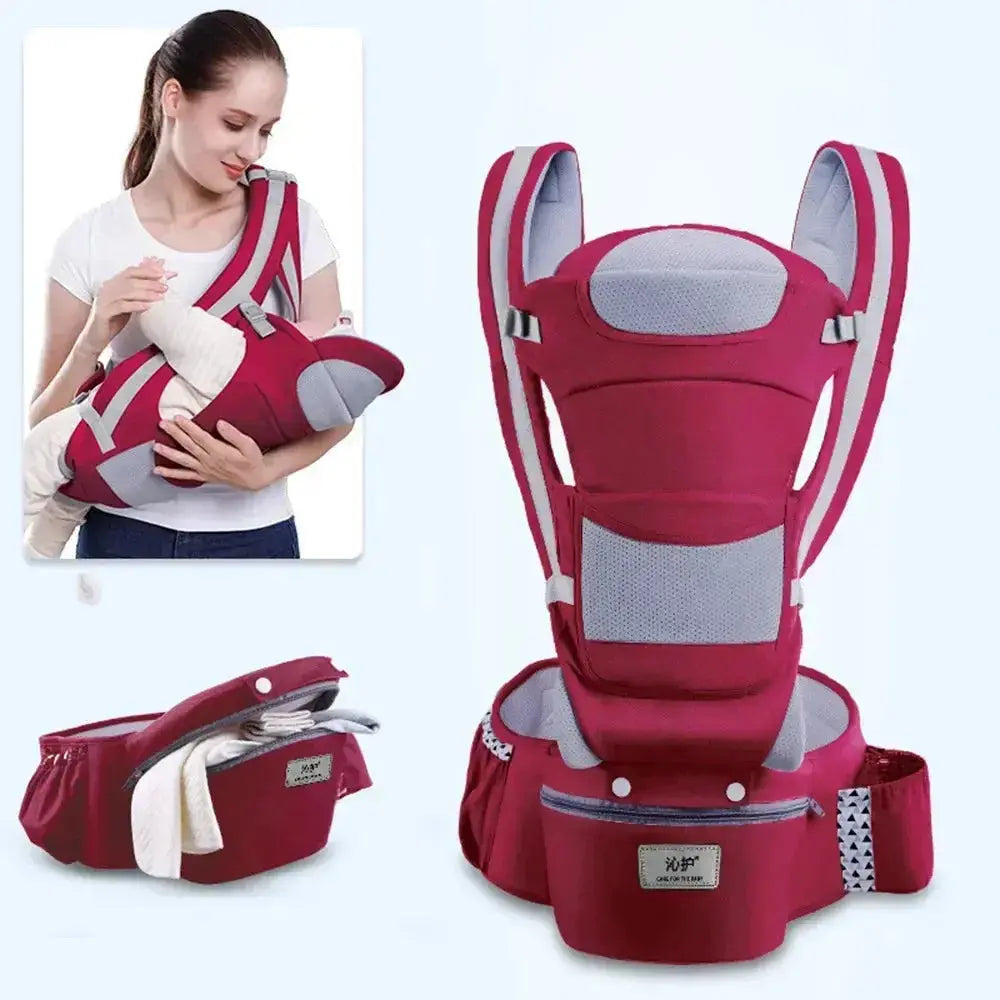 femme joue avec bebe dans porte bebe