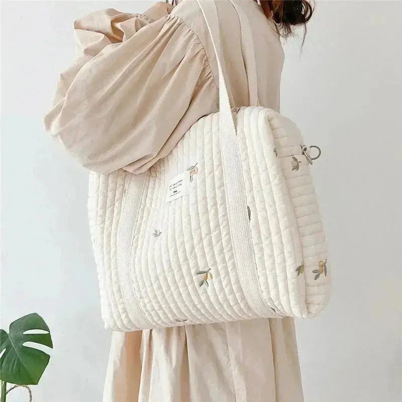 femme marche avec sac a langer matelasse
