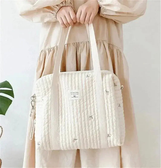 femme porte sac a langer bebe confort
