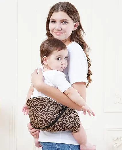 femme se retourne avec bebe dans sling bebe