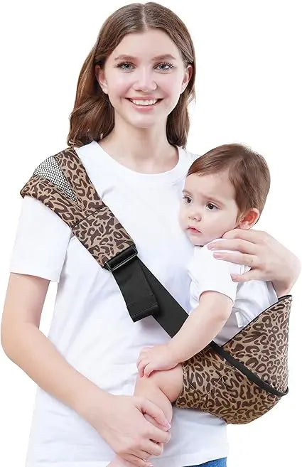 femme sourit avec bebe dans sling bebe