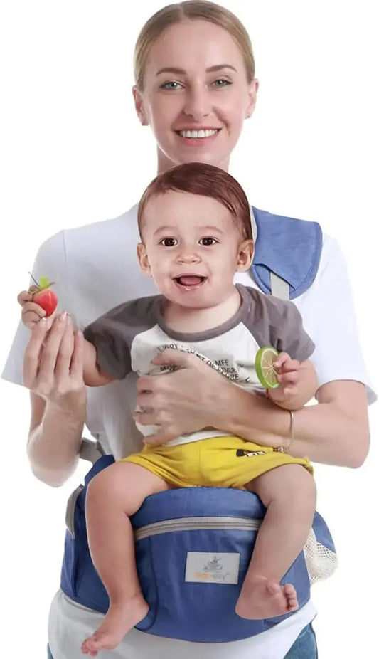 femme sourit avec bebe sur porte bebe siege