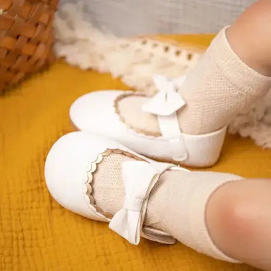 fille terre avec chaussure bebe fille
