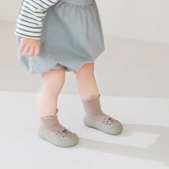 fillette debout avec chaussure bebe fille