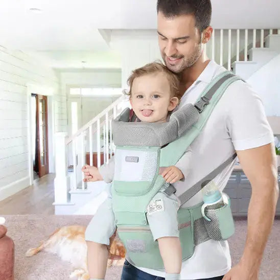homme au salon avec bebe dans porte bebe