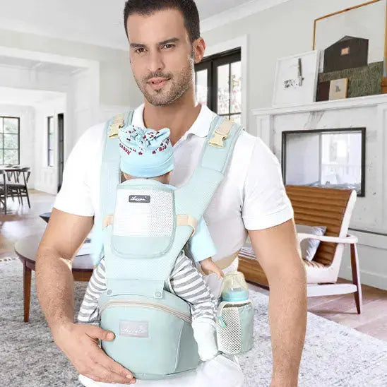 homme salon souleve bebe avec porte bebe