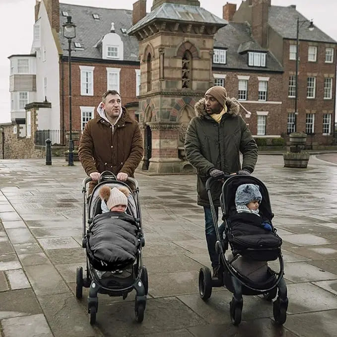 hommes avec bebe dans poussettes et chanceliere bebe