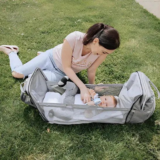 maman a terre avec bebe dans sac pour bebe