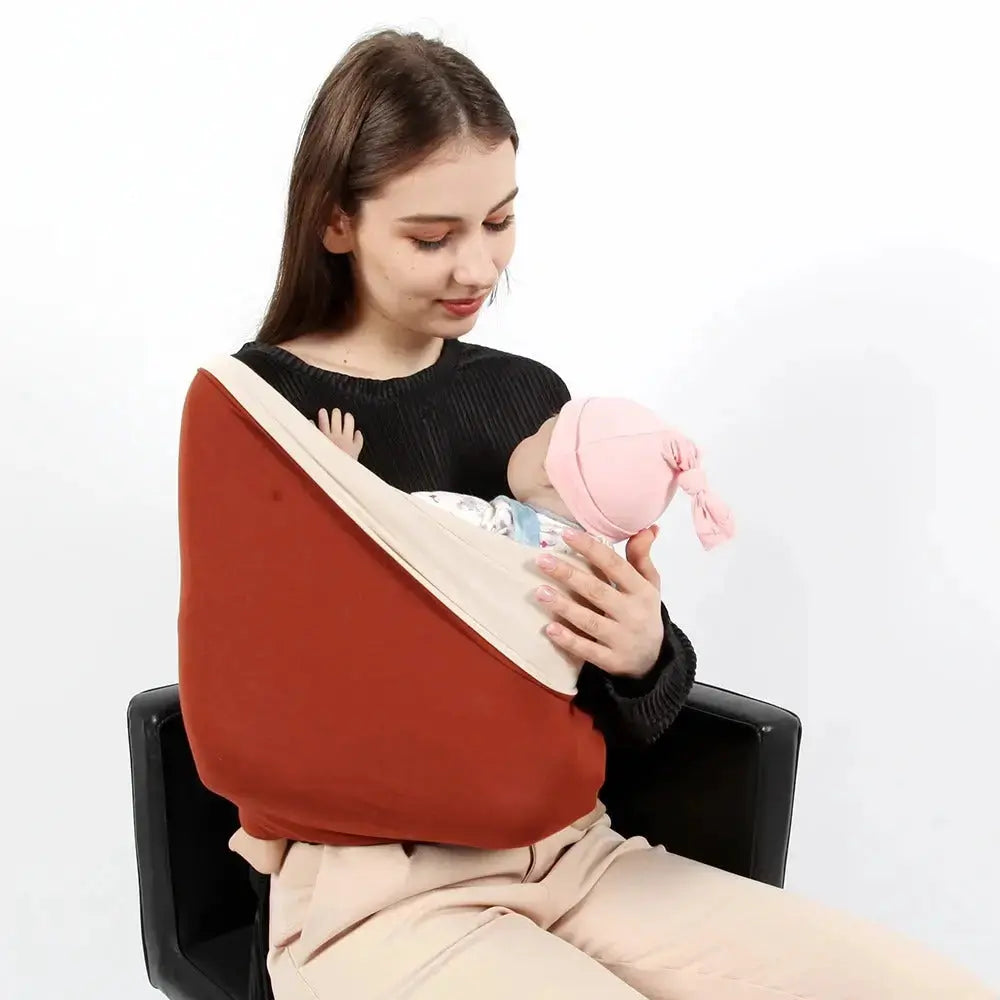 maman assise avec bebe dans echarpe portage bebe