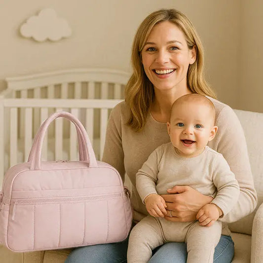 maman assise avec bebe et sac de voyage bebe