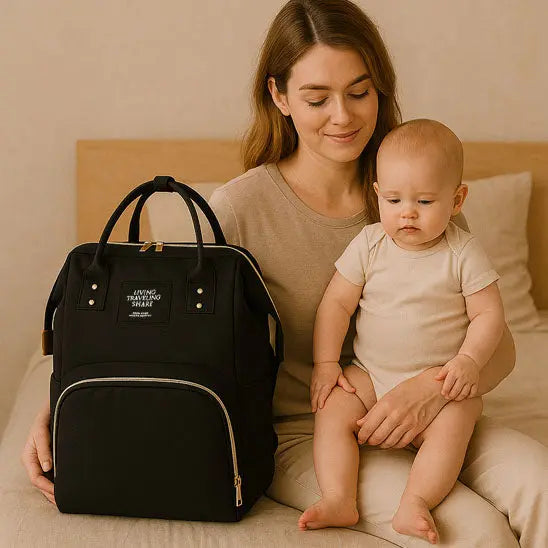 maman assise salon avec sac a dos langer bleu