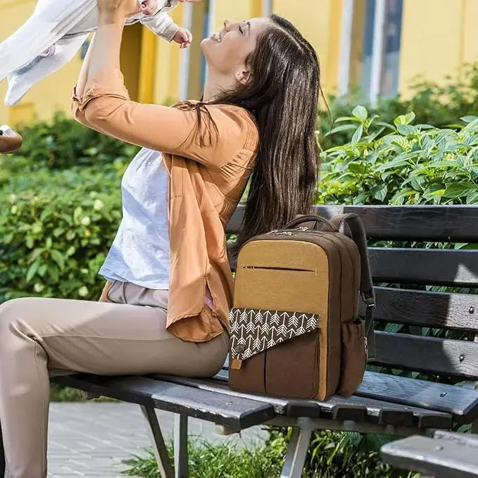 maman assise sur banc sac a couche