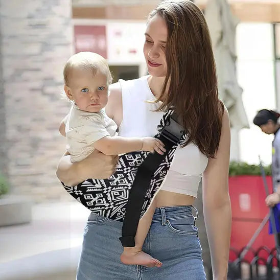 maman au magasin avec bebe dans echarpe de portage sling